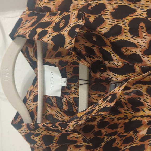 Sunday's cheetah print Short Sleeve Woven top-medium🆕 - Picture 2 of 6